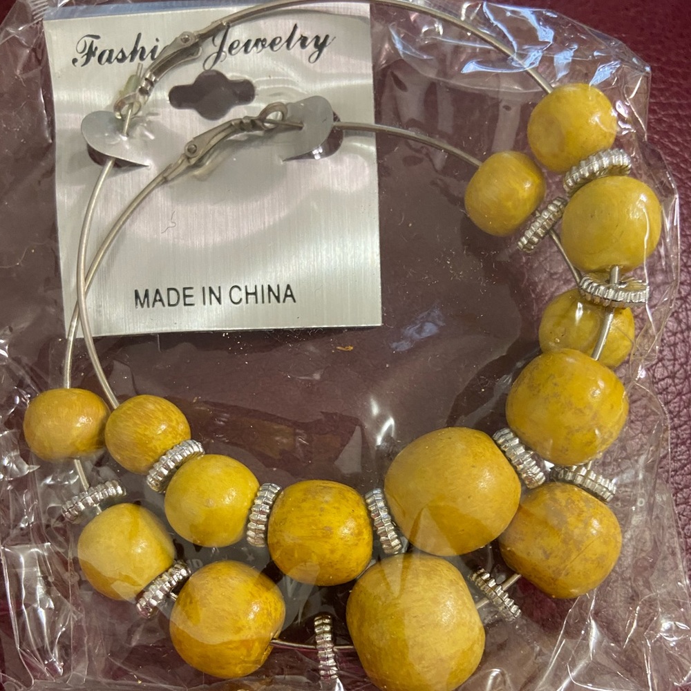 NWT Large Yellow 💛 & Silver Hoop Earrings. - Picture 4 of 7